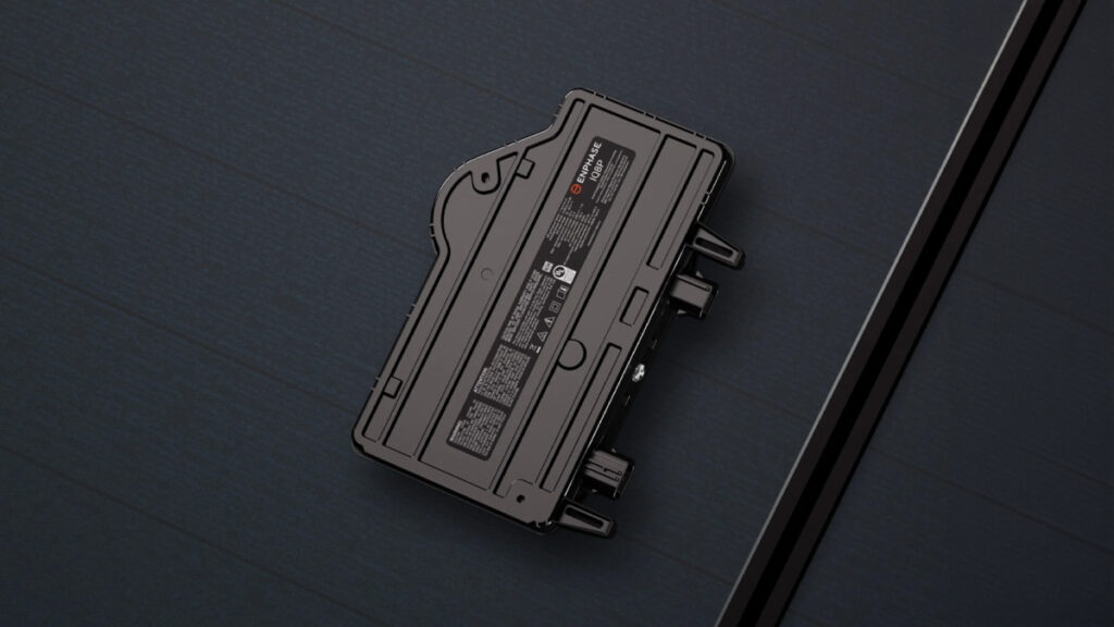 Un onduleur micro ENPHASE IQ8P sur un fond sombre avec des lignes diagonales.