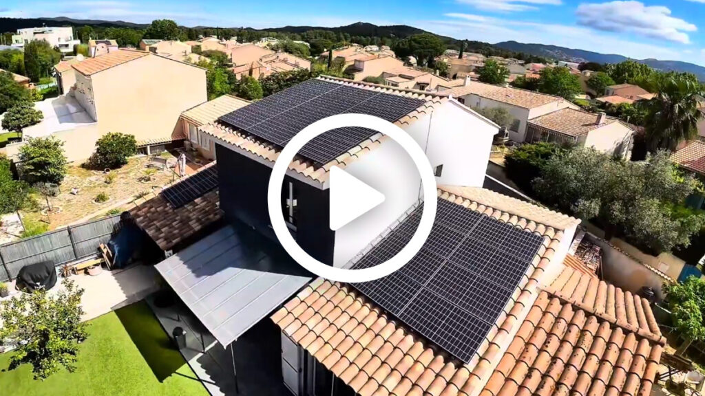 Panneaux solaires sur le toit d'une maison dans une zone résidentielle ensoleillée.