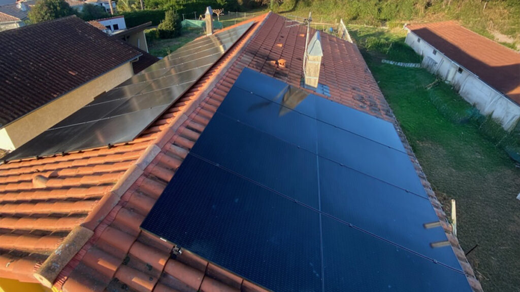 Panneaux solaires installés sur le toit d'une maison, vue de dessus.