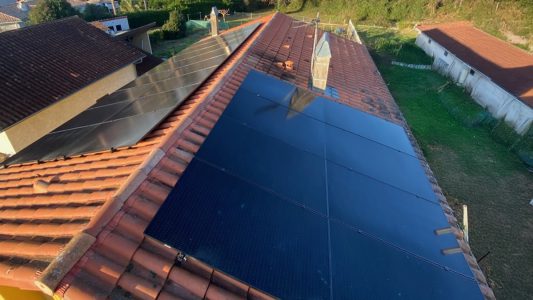 Panneaux solaires installés sur le toit d'une maison, vue de dessus.